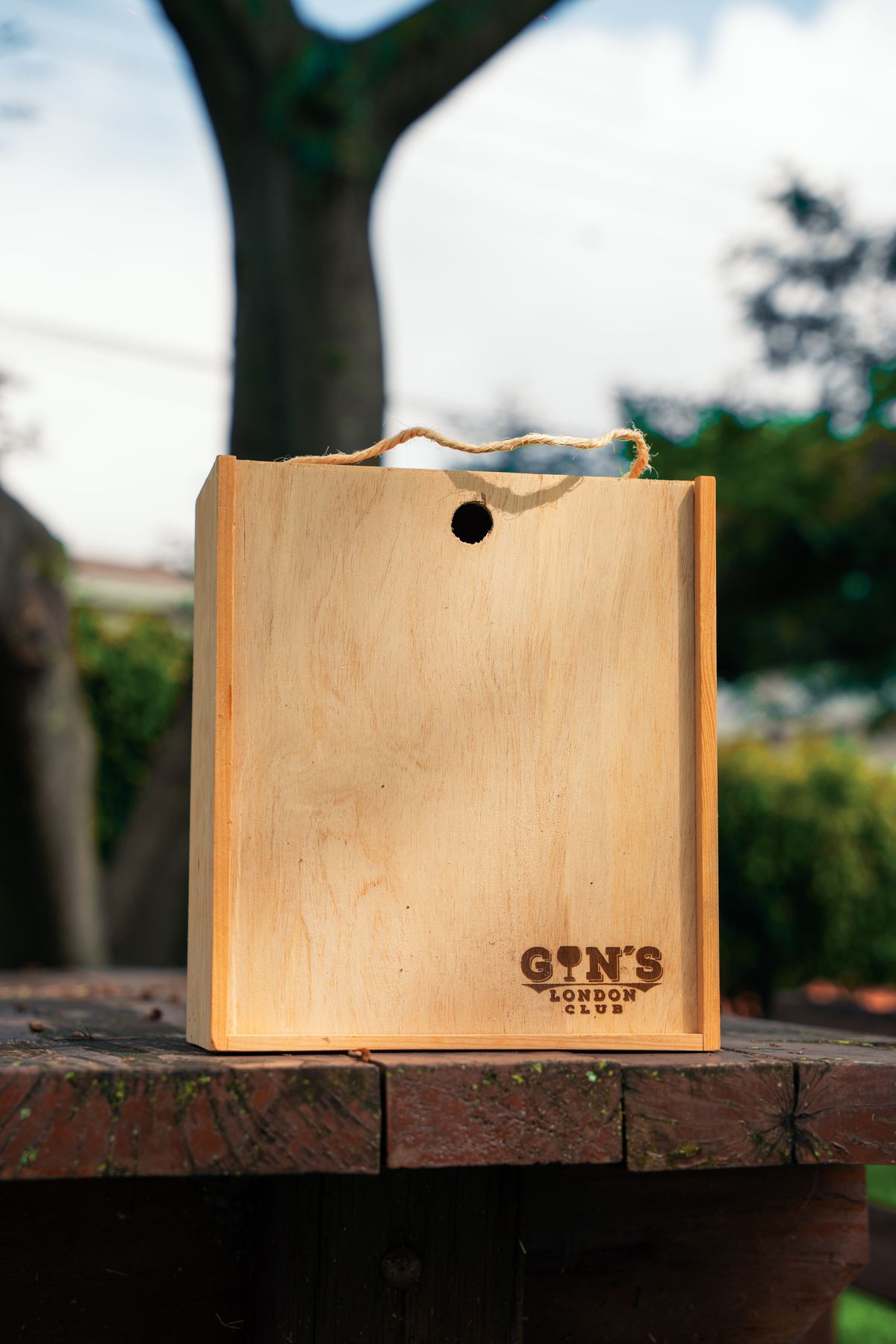 Caja de madera reciclada con el logo de Gin's London Club