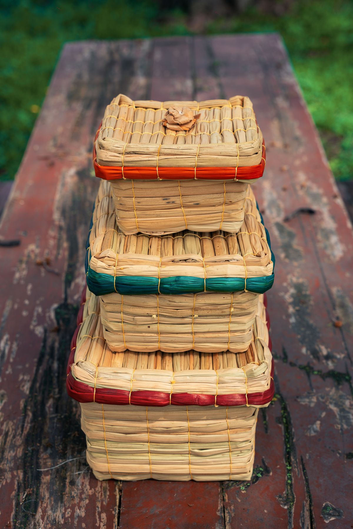 Cajas de totora apiladas sobre una mesa de madera